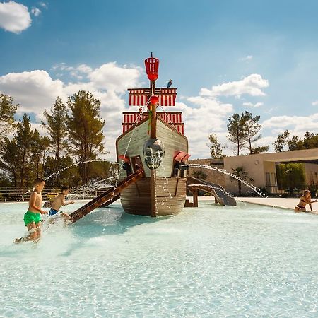 Mobile Homes Camping Santa Marina, Lanterna Тар Экстерьер фото The pirate ship at the water park