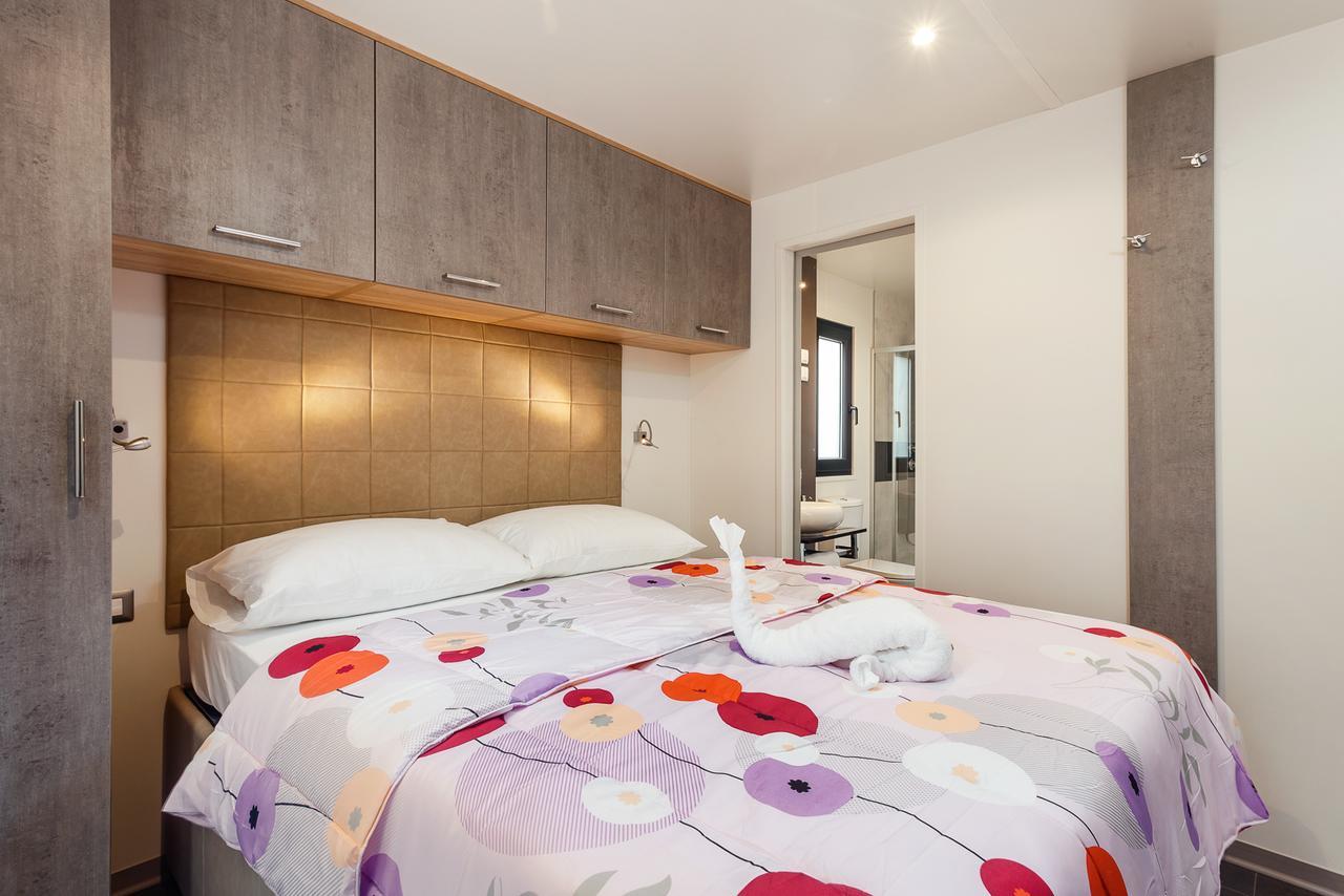 Mobile Homes Camping Santa Marina, Lanterna Тар Экстерьер фото A bedroom in a static