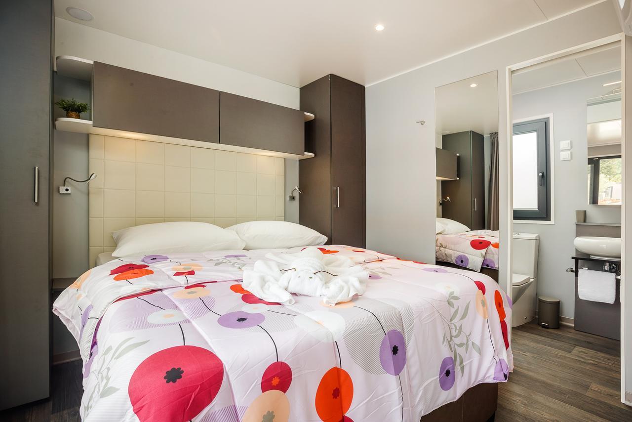 Mobile Homes Camping Santa Marina, Lanterna Тар Экстерьер фото A bedroom in a static