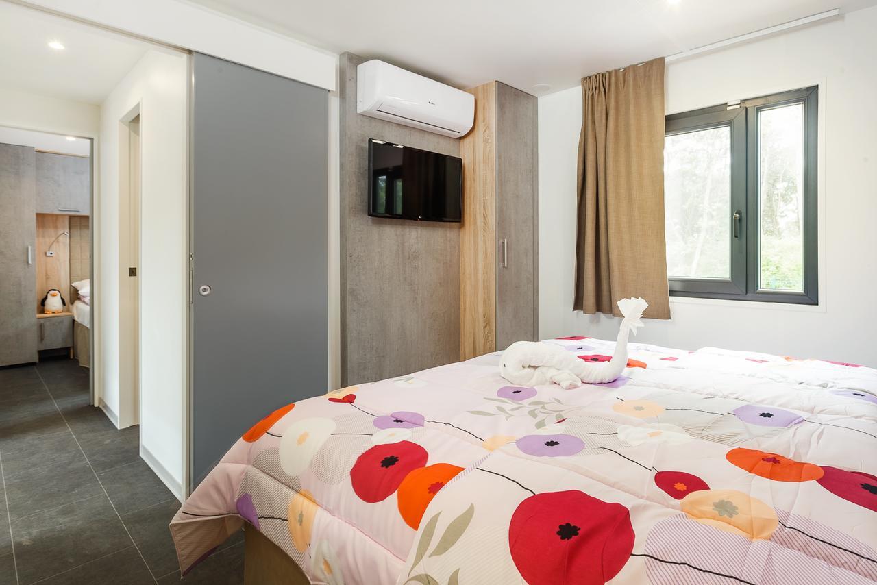 Mobile Homes Camping Santa Marina, Lanterna Тар Экстерьер фото A bedroom in a student apartment