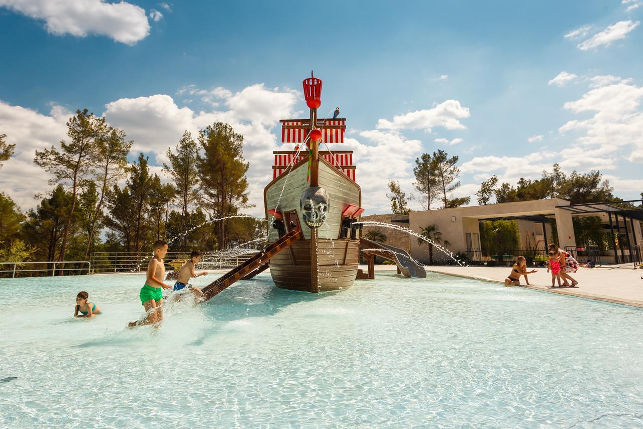 Mobile Homes Camping Santa Marina, Lanterna Тар Экстерьер фото The pirate ship at the water park