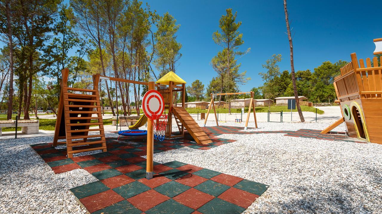 Mobile Homes Camping Santa Marina, Lanterna Тар Экстерьер фото Playground in the park