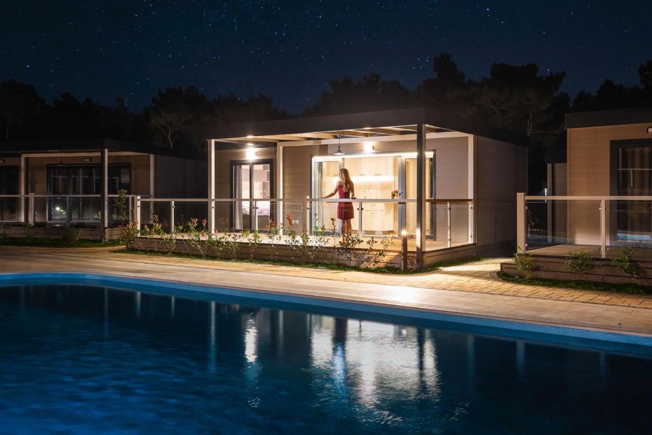 Mobile Homes Camping Santa Marina, Lanterna Тар Экстерьер фото A mobile home at night