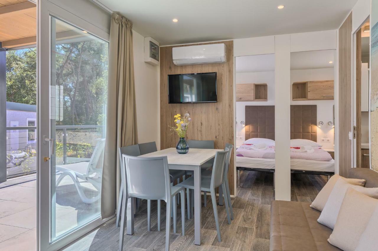 Mobile Homes Camping Santa Marina, Lanterna Тар Экстерьер фото Interior of a mobile home