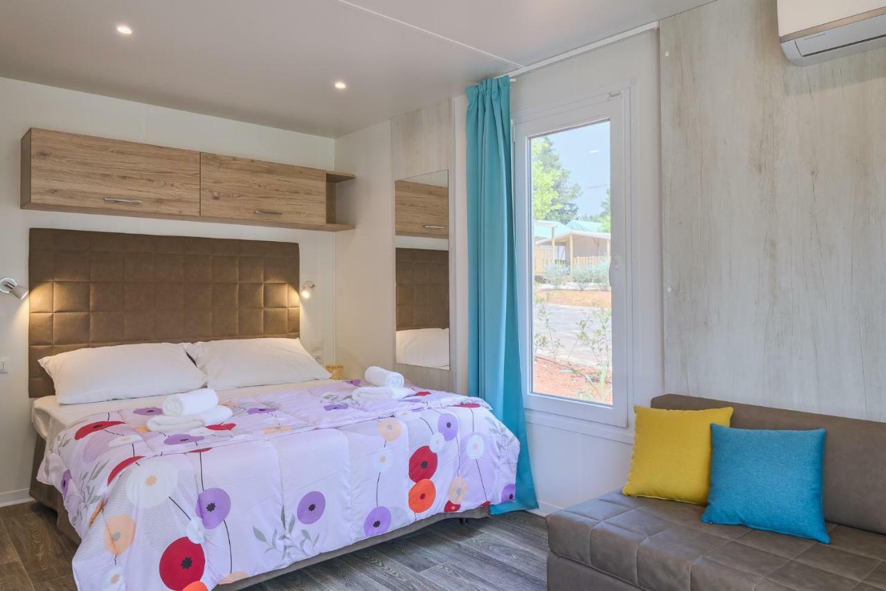 Mobile Homes Camping Santa Marina, Lanterna Тар Экстерьер фото A bedroom in a mobile home