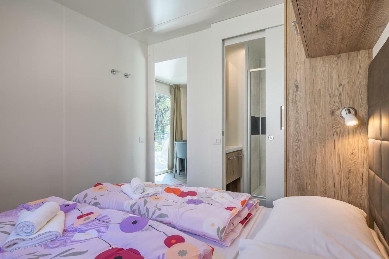 Mobile Homes Camping Santa Marina, Lanterna Тар Экстерьер фото A bedroom in a mobile home