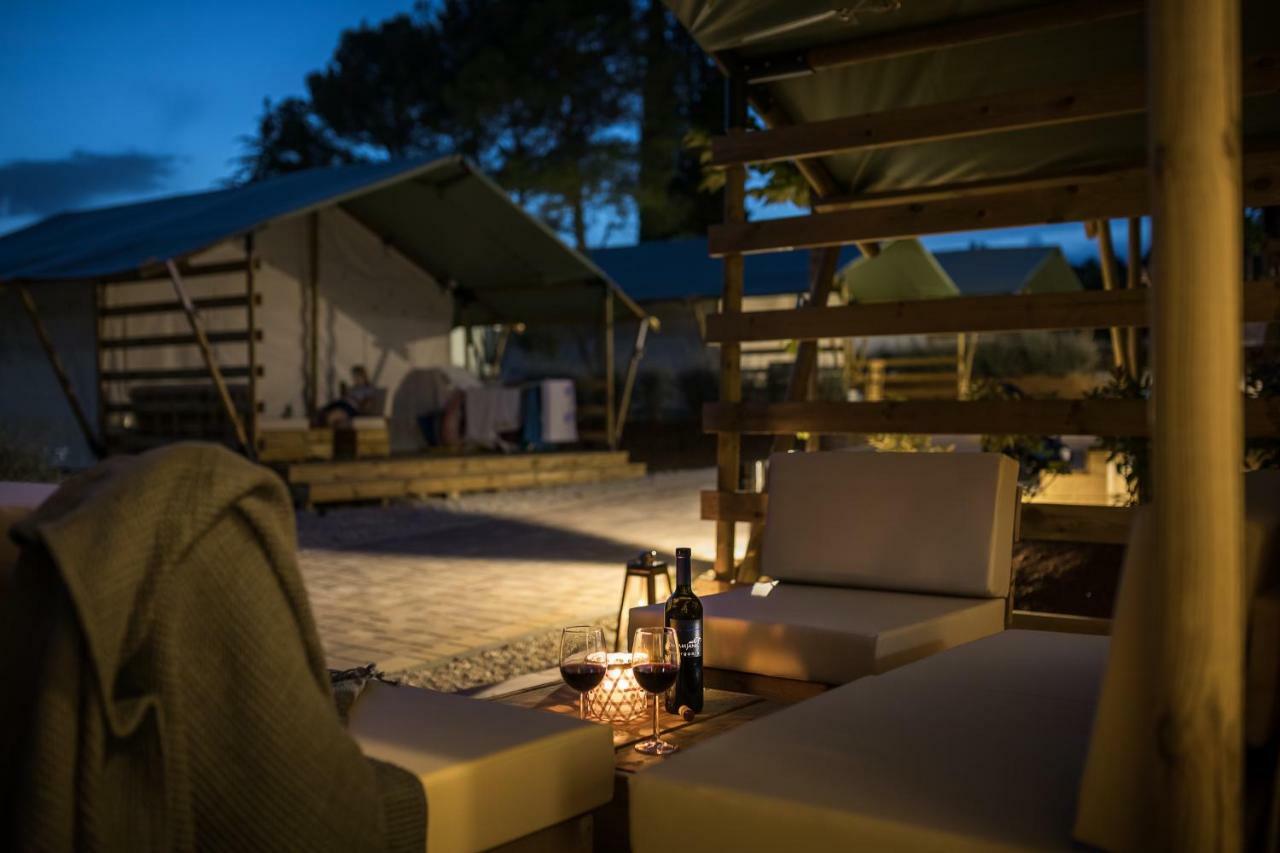 Mobile Homes Camping Santa Marina, Lanterna Тар Экстерьер фото The resort at night