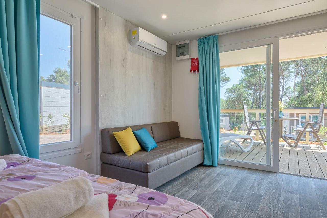 Mobile Homes Camping Santa Marina, Lanterna Тар Экстерьер фото A living room in a mobile home