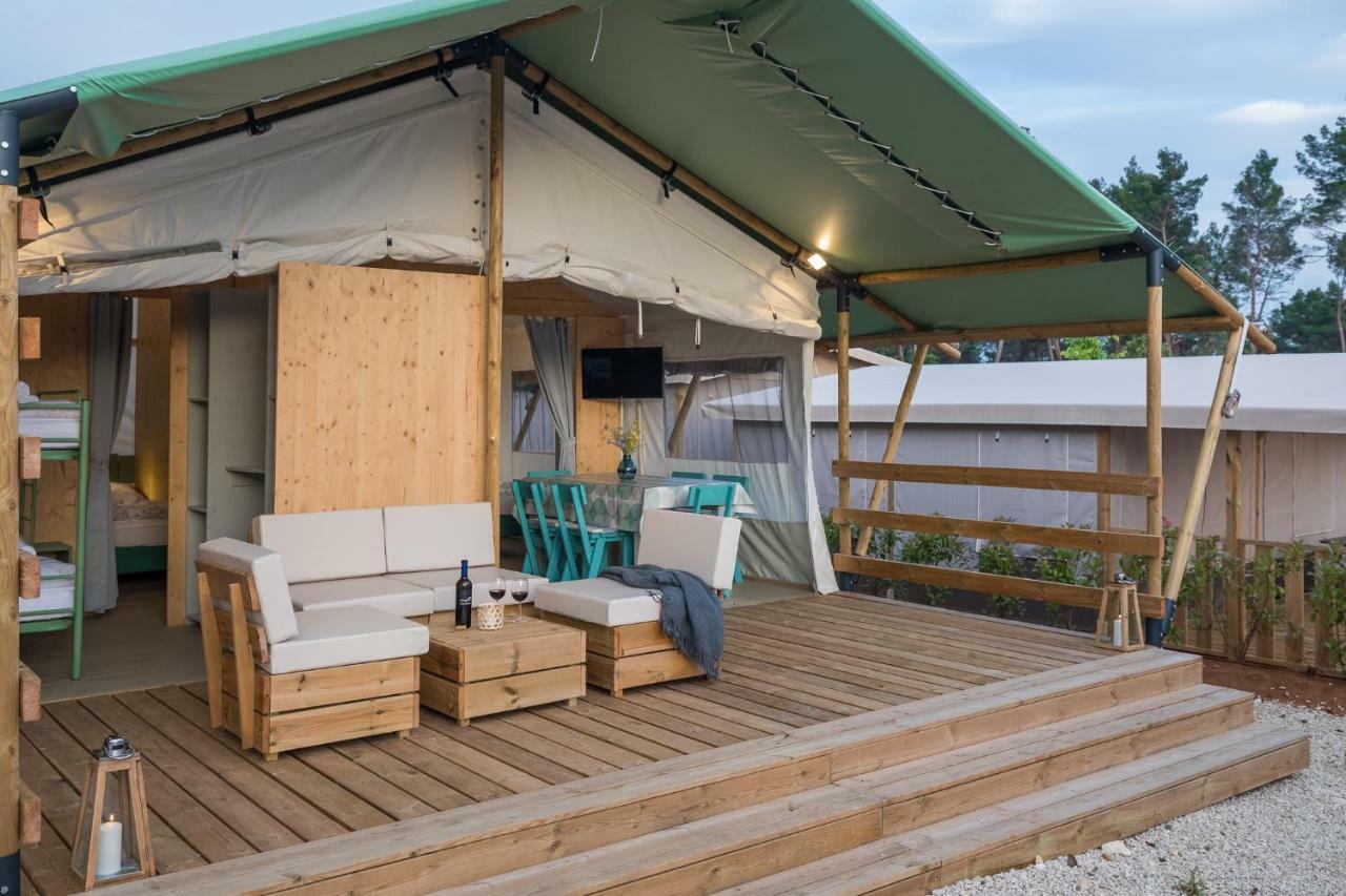 Mobile Homes Camping Santa Marina, Lanterna Тар Экстерьер фото A mobile home in a campsite