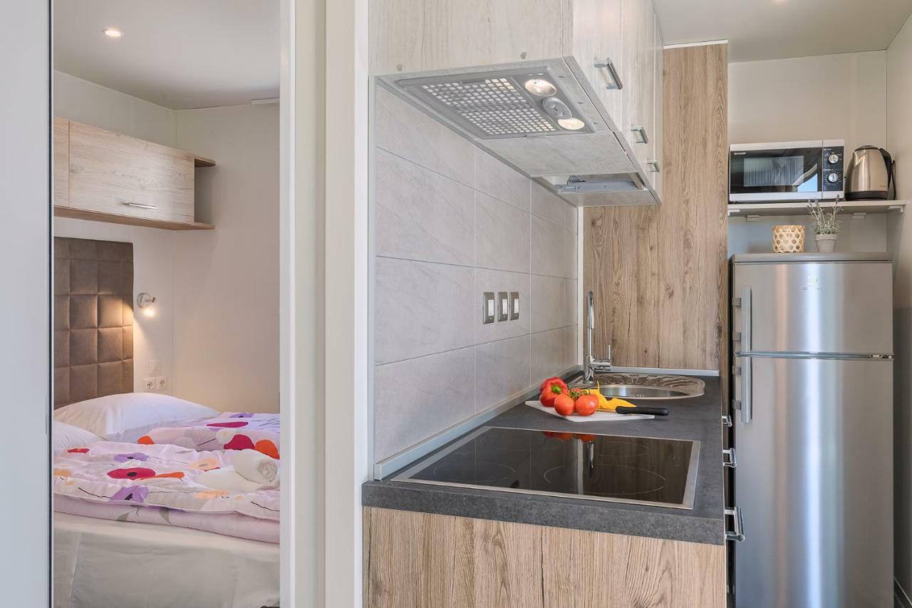 Mobile Homes Camping Santa Marina, Lanterna Тар Экстерьер фото A kitchen in a mobile home