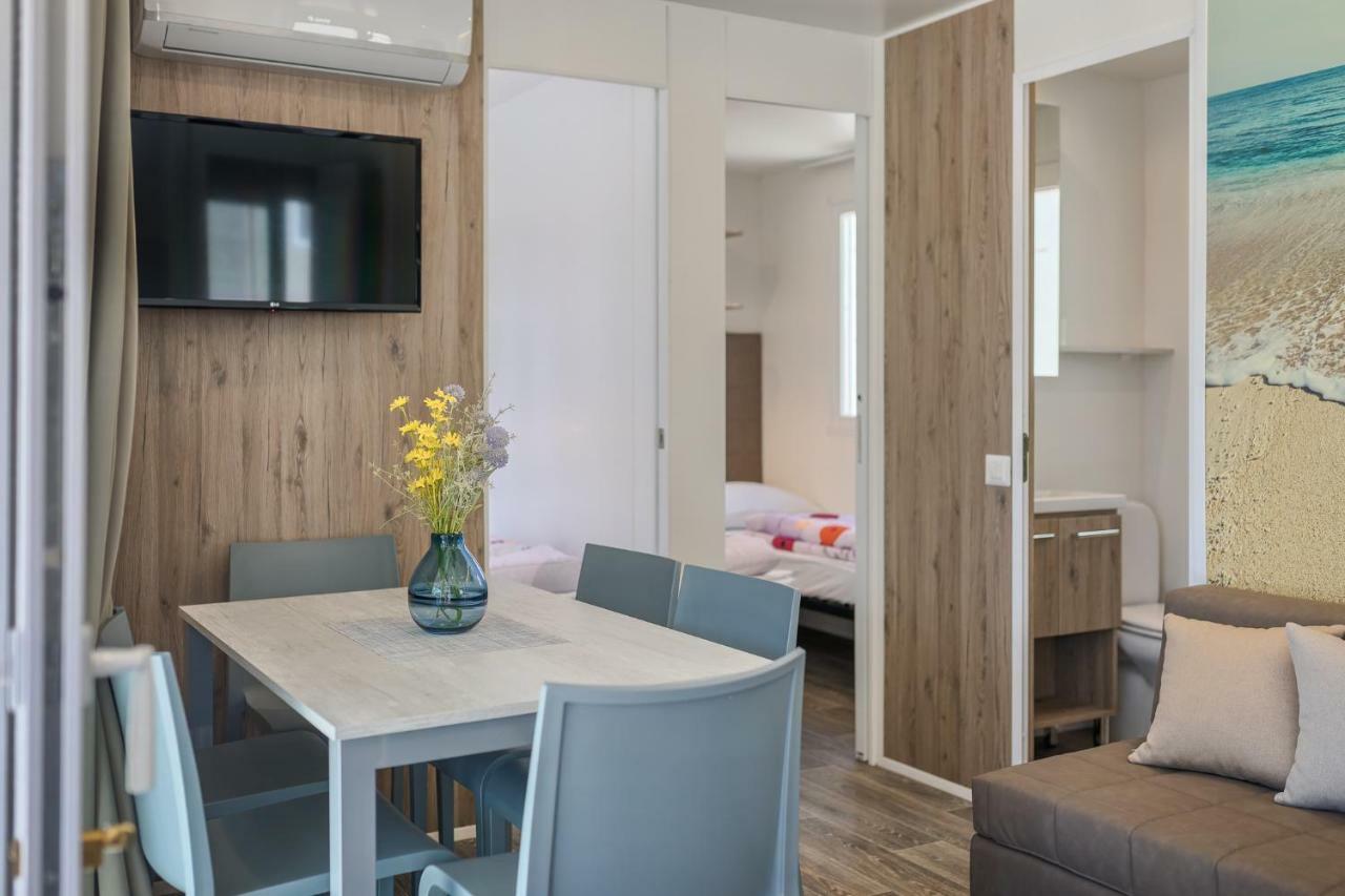 Mobile Homes Camping Santa Marina, Lanterna Тар Экстерьер фото Interior of a mobile home