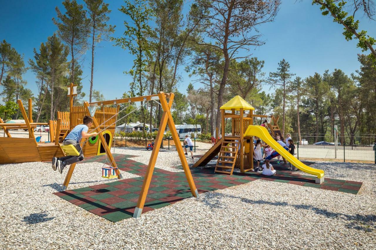 Mobile Homes Camping Santa Marina, Lanterna Тар Экстерьер фото Playground in Spain