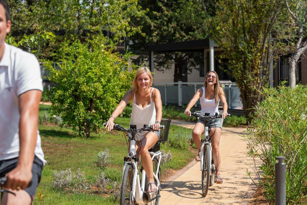 Mobile Homes Camping Santa Marina, Lanterna Тар Экстерьер фото Cycling in the park