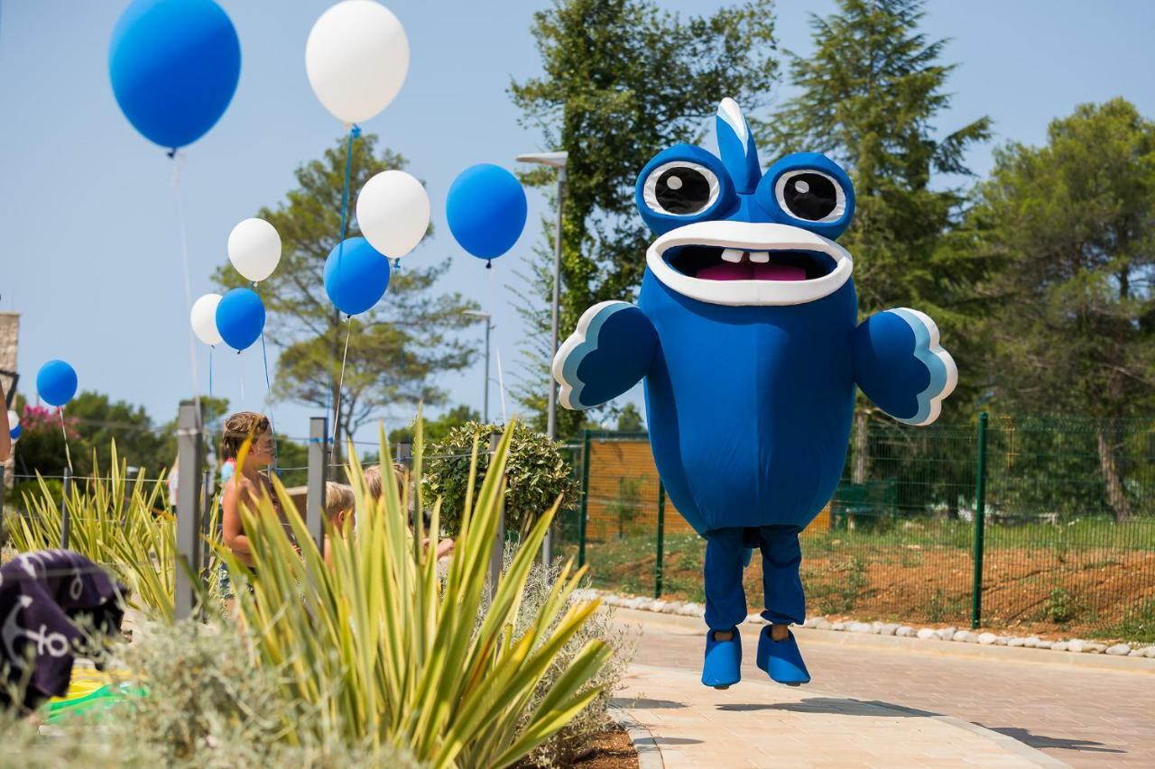 Mobile Homes Camping Santa Marina, Lanterna Тар Экстерьер фото The mascot of the park, "Blue"