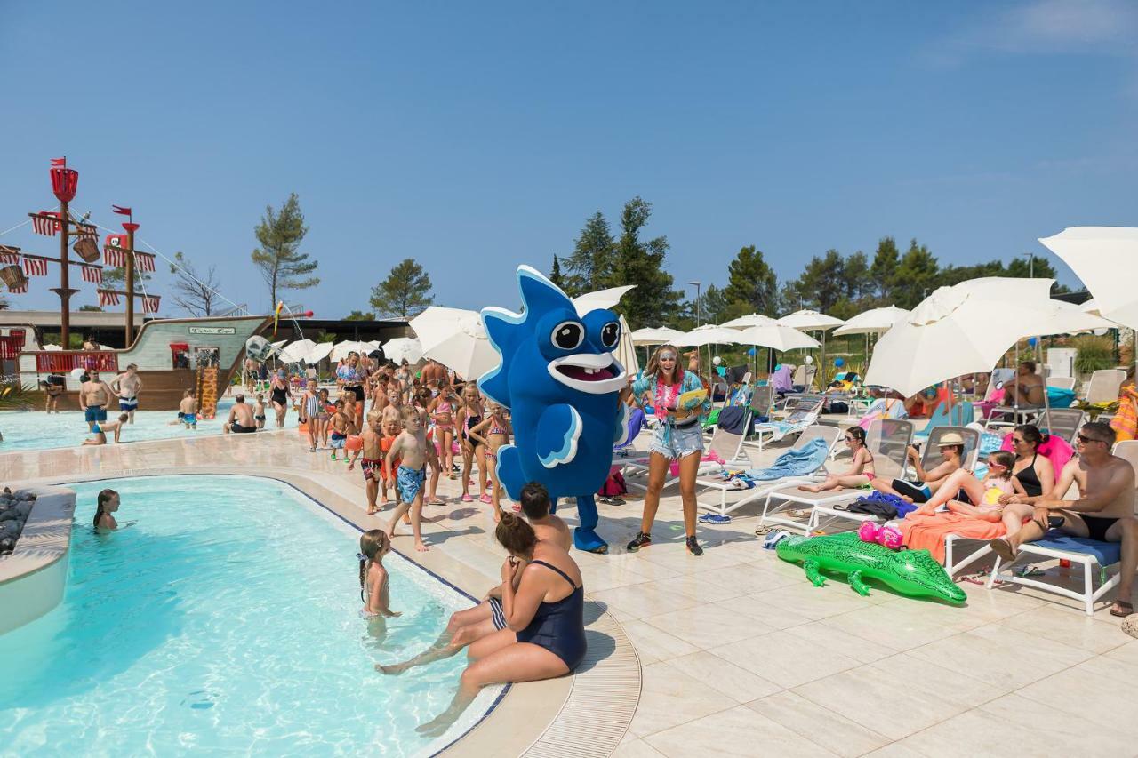 Mobile Homes Camping Santa Marina, Lanterna Тар Экстерьер фото The swimming pool at the campsite